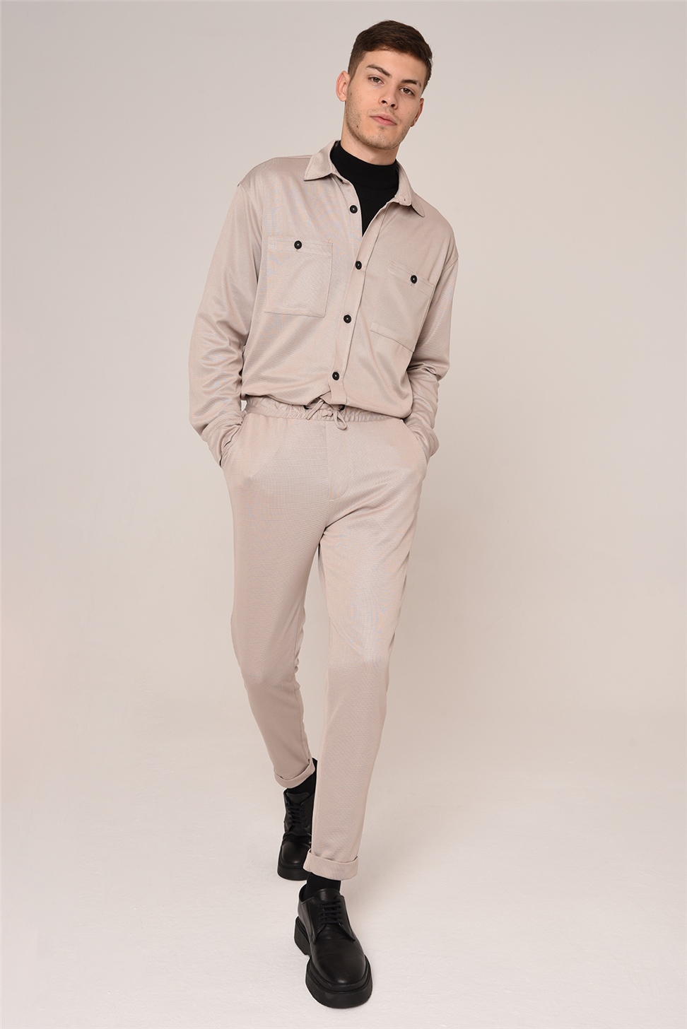 طقم قميص رجالي وسروال رياضي بخصر مطاطي