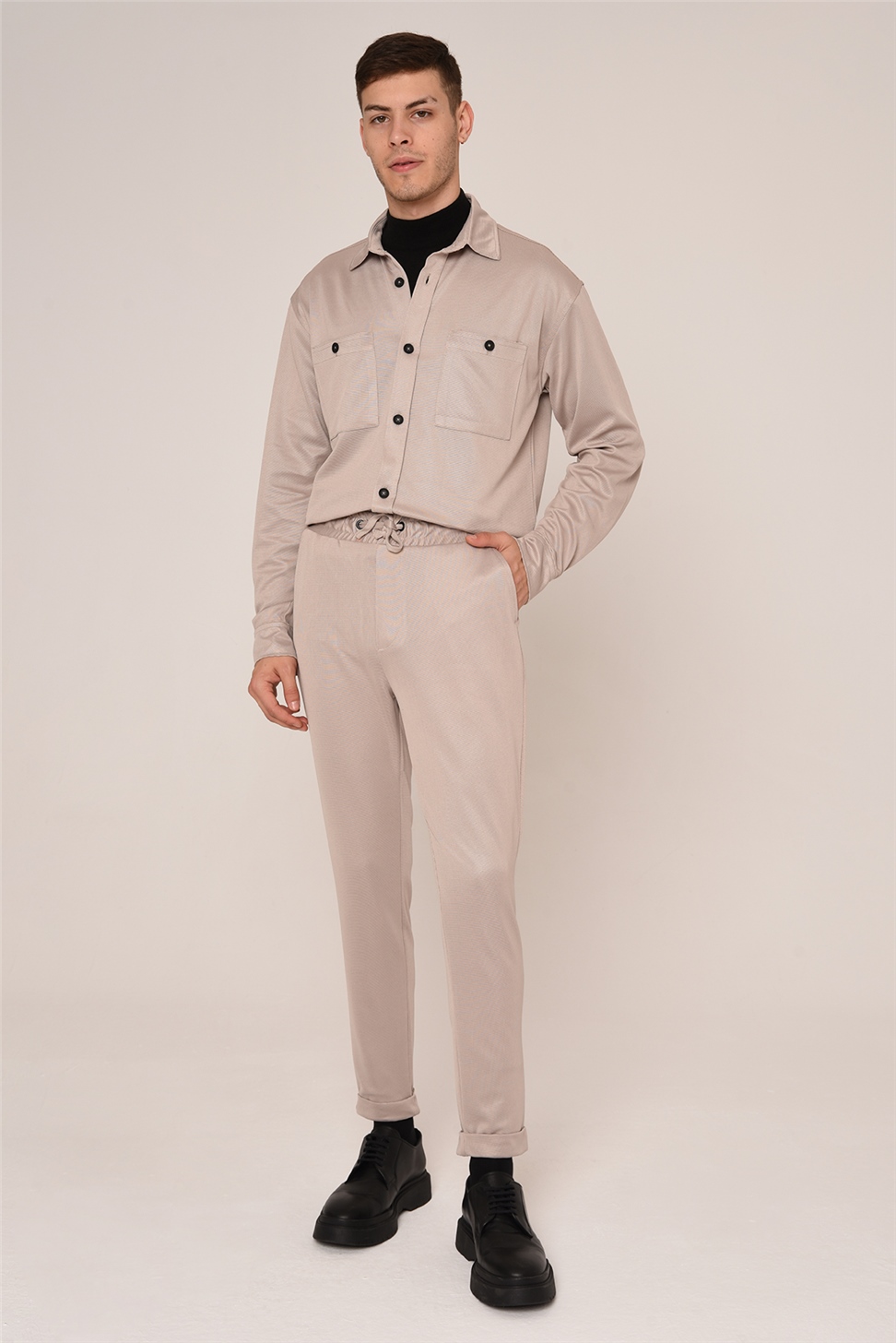 طقم قميص رجالي وسروال رياضي بخصر مطاطي