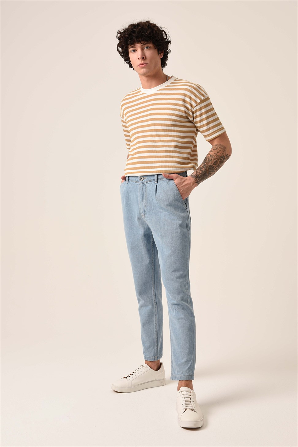 تي شيرت مخطط بقصة ضيقة