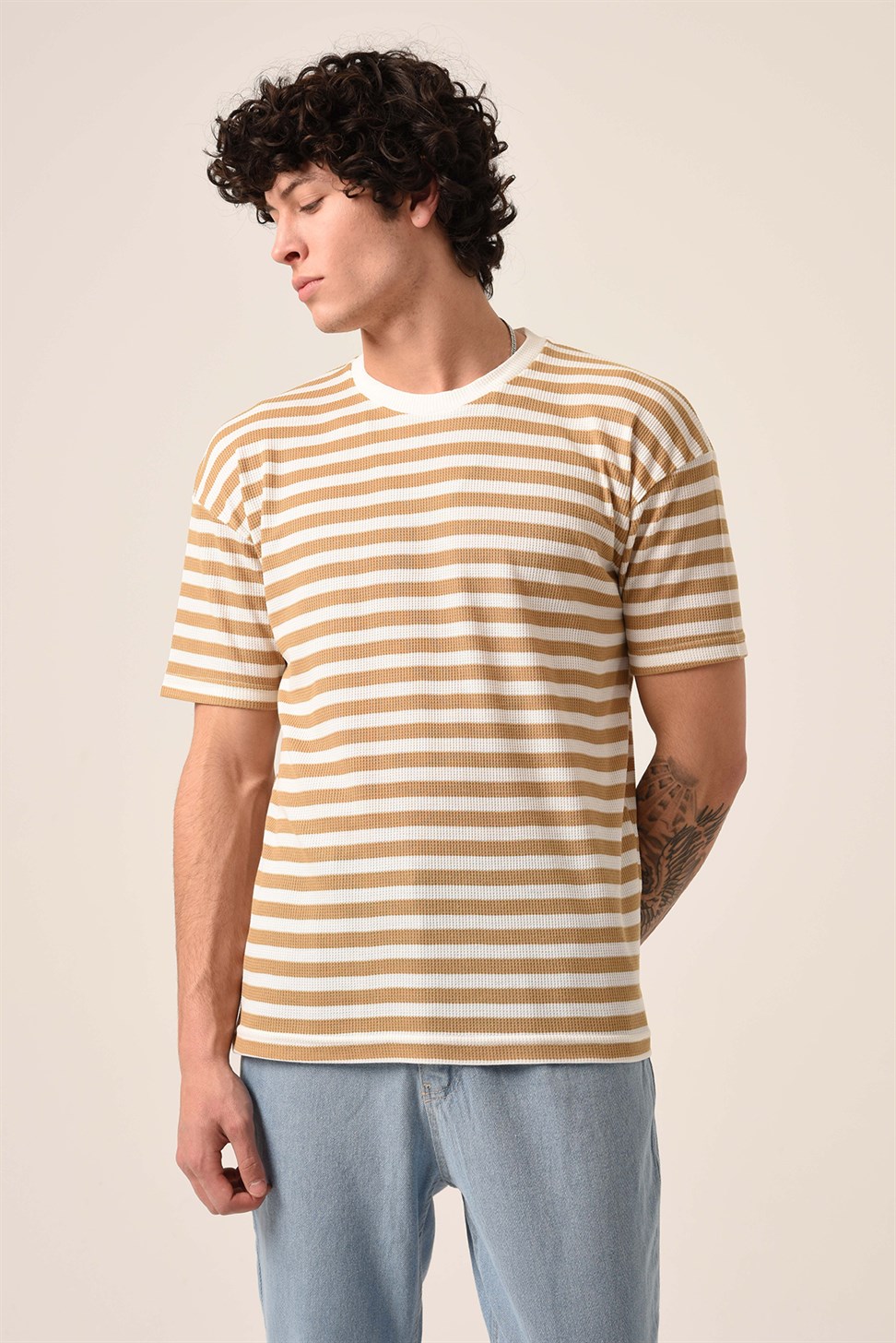 تي شيرت مخطط بقصة ضيقة