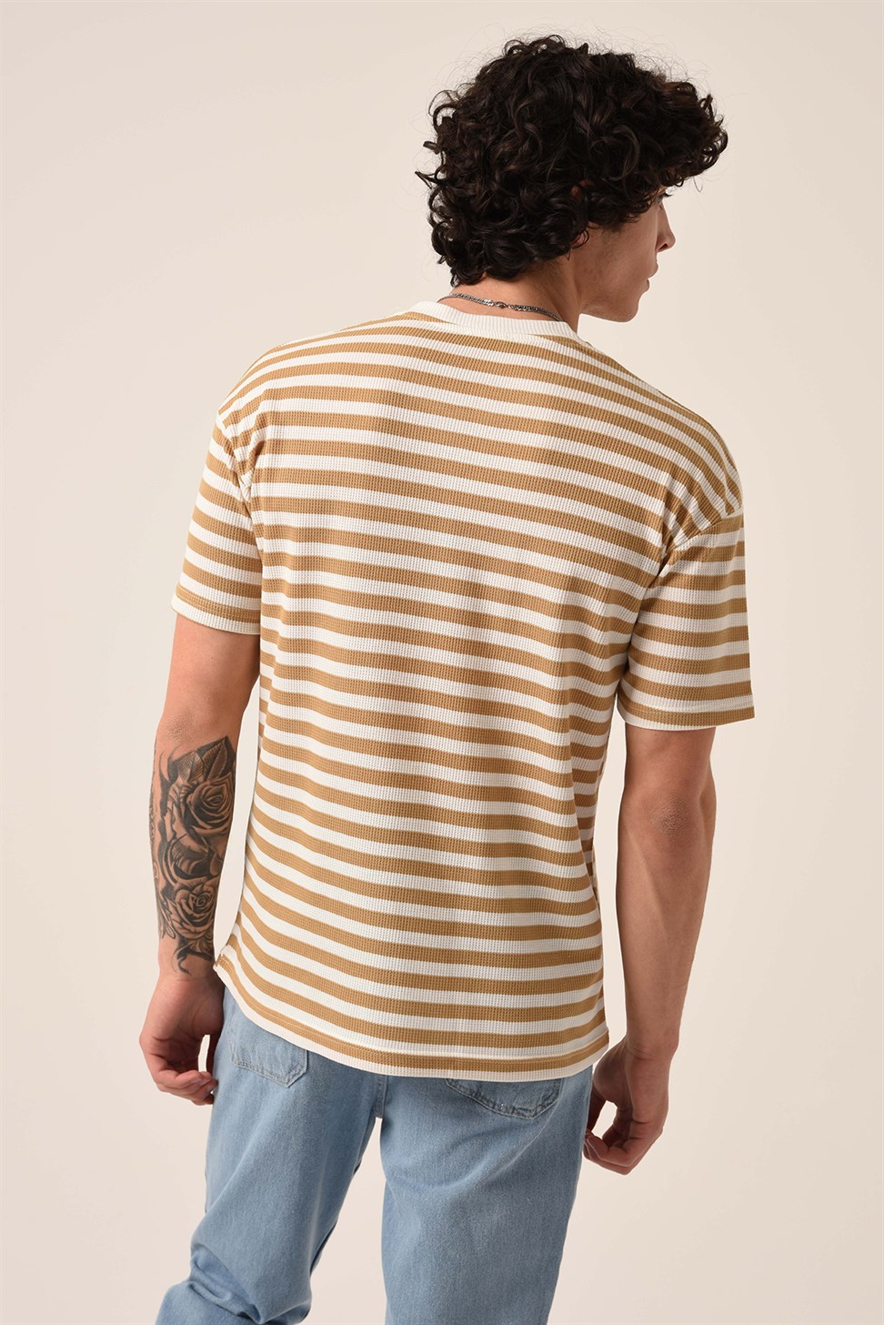 تي شيرت مخطط بقصة ضيقة