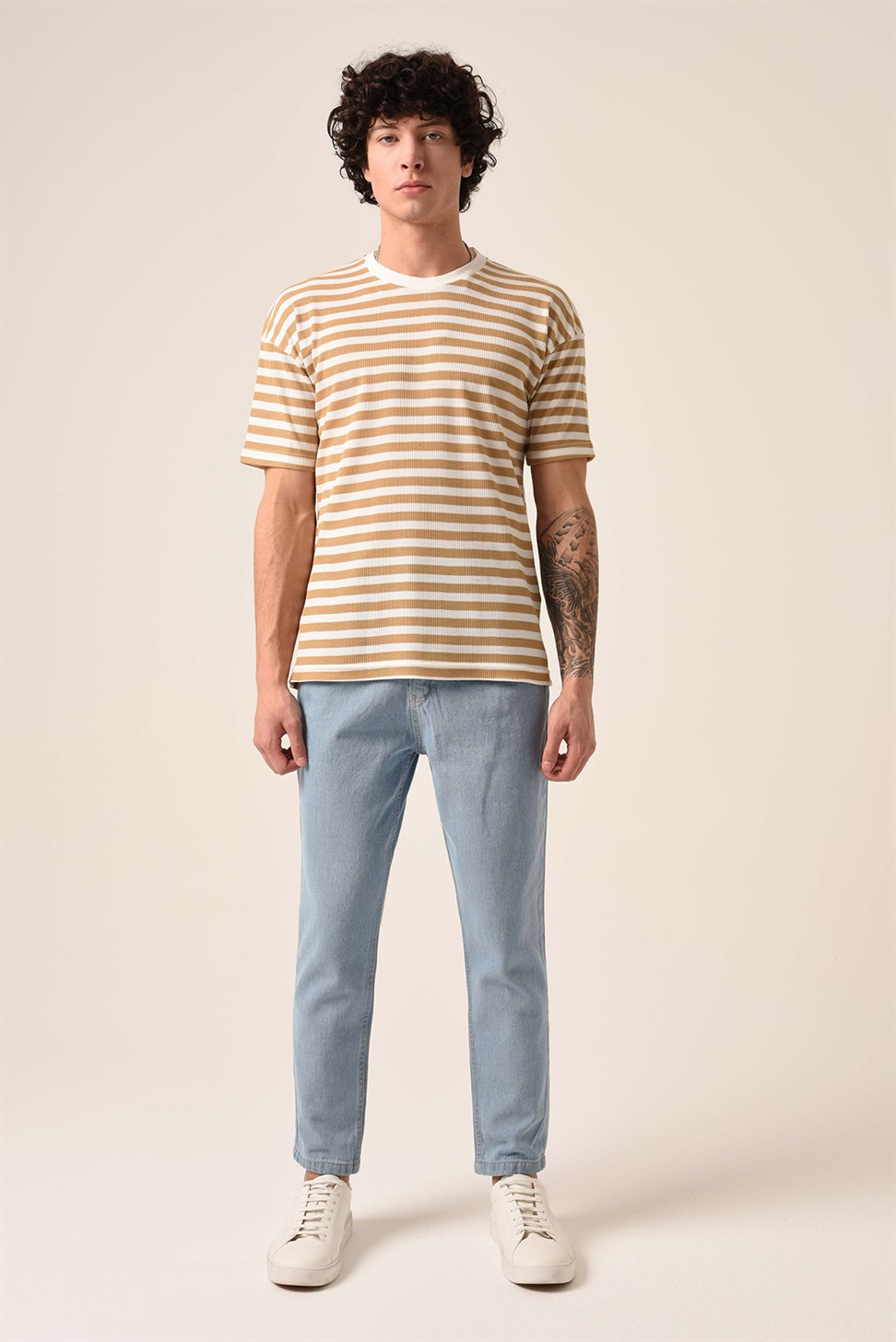 تي شيرت مخطط بقصة ضيقة