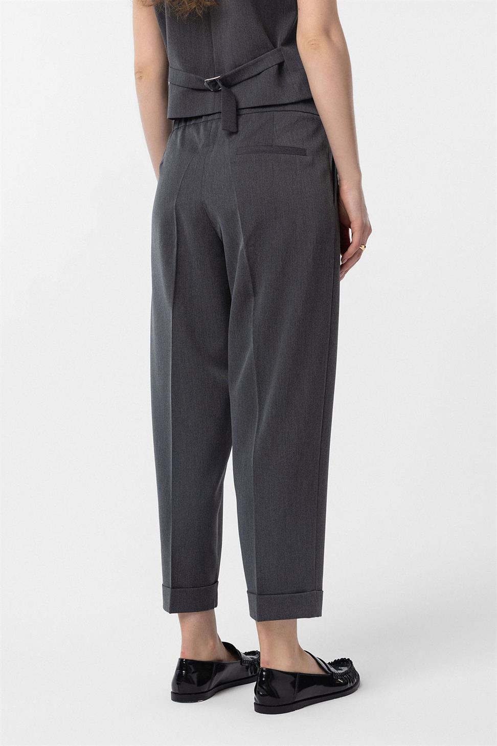 بنطلون نسائي بثنيتين