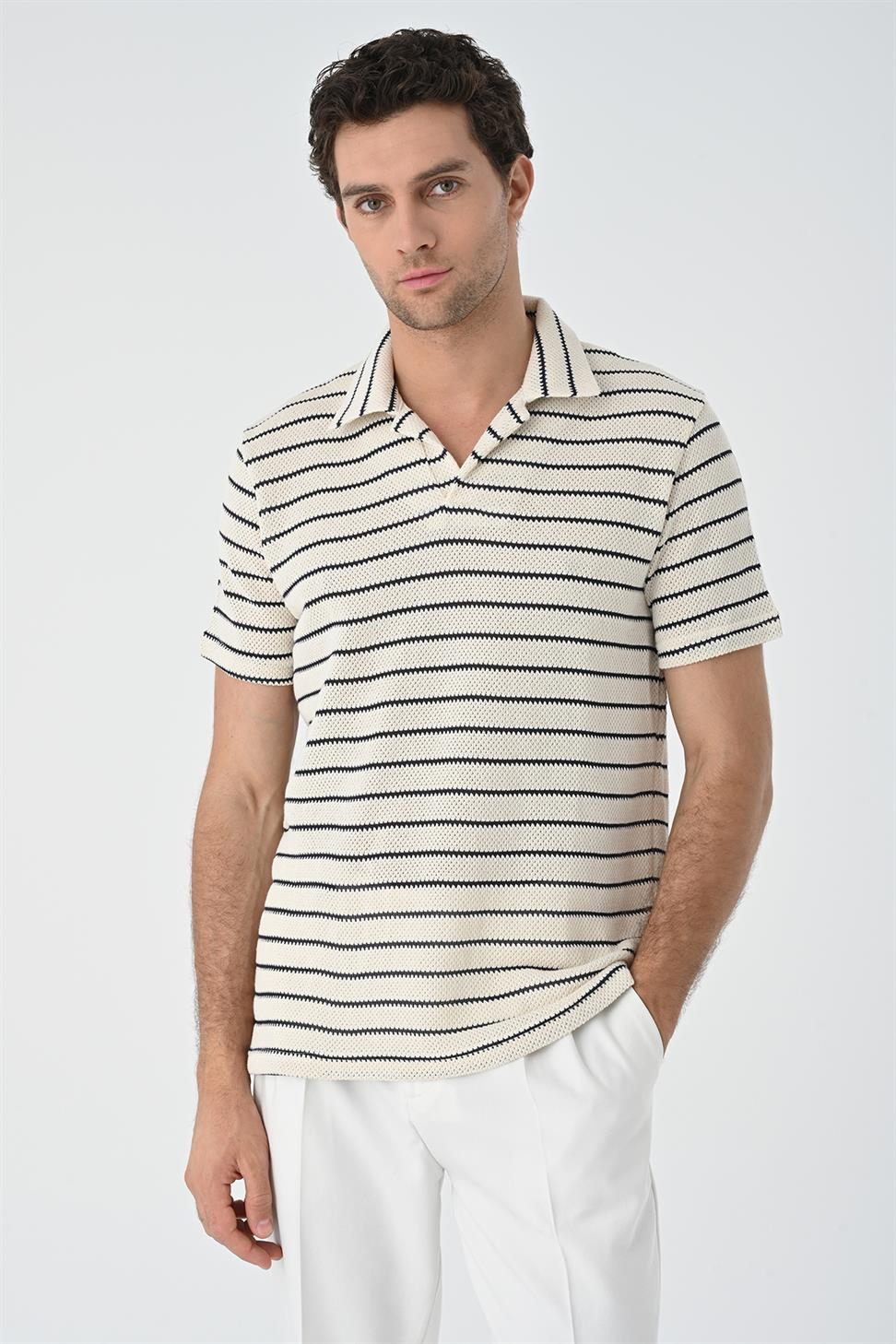 منقوشة طوق مخطط سليم صالح تي شيرت