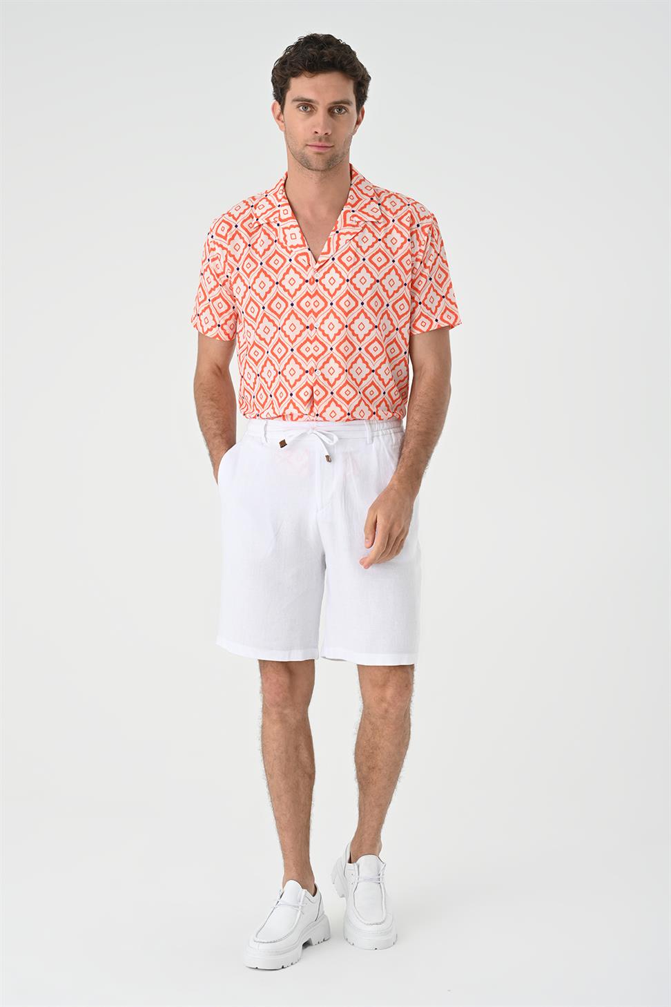 قميص رجالي بأكمام قصيرة منقوش عرقيًا مع ياقة مزخرفة