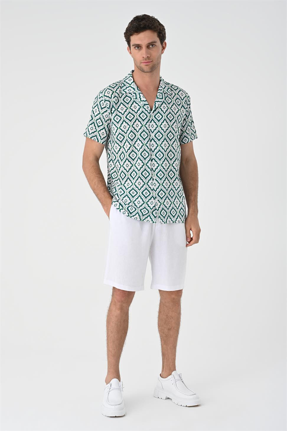 قميص رجالي بأكمام قصيرة منقوش عرقيًا مع ياقة مزخرفة