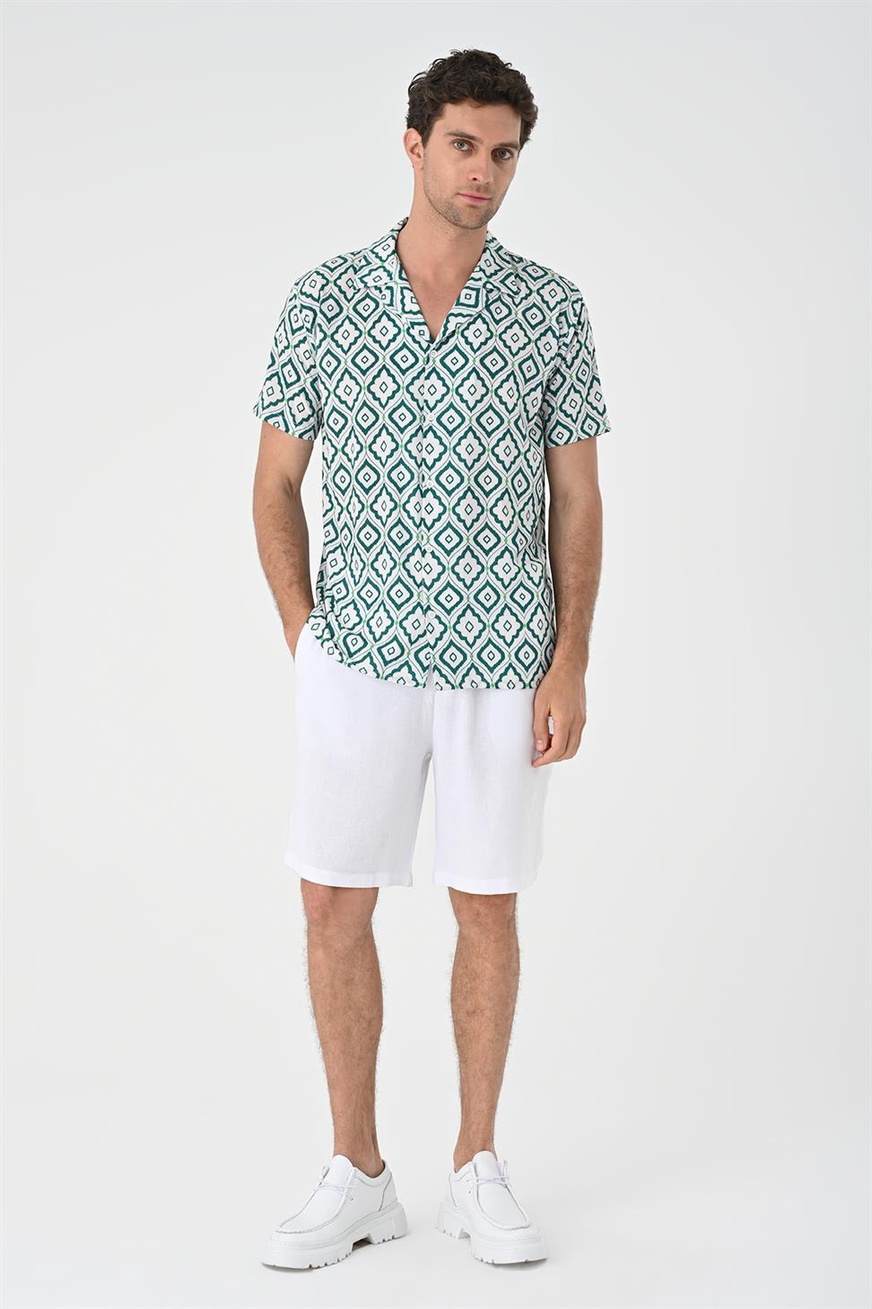 قميص رجالي بأكمام قصيرة منقوش عرقيًا مع ياقة مزخرفة