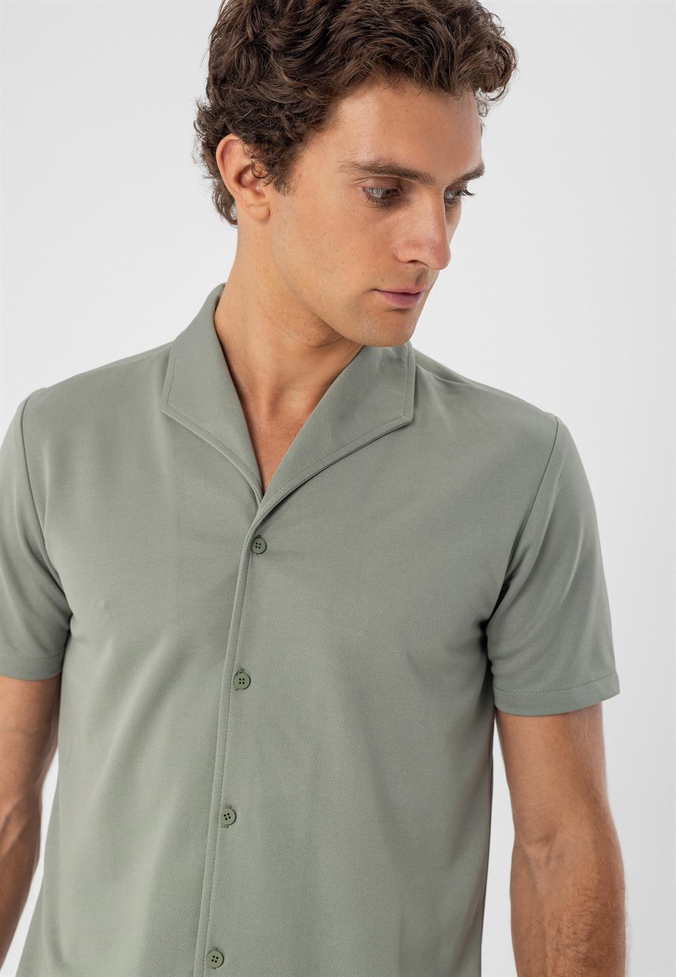 قميص بأكمام قصيرة وياقة Apaş