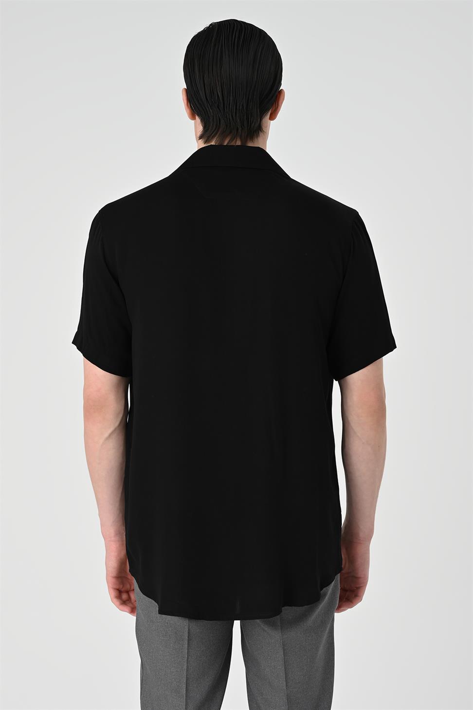 قميص رجالي بأكمام قصيرة وكبير الحجم مع ياقة مزخرفة