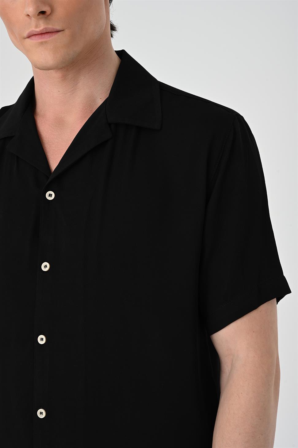 قميص رجالي بأكمام قصيرة وكبير الحجم مع ياقة مزخرفة