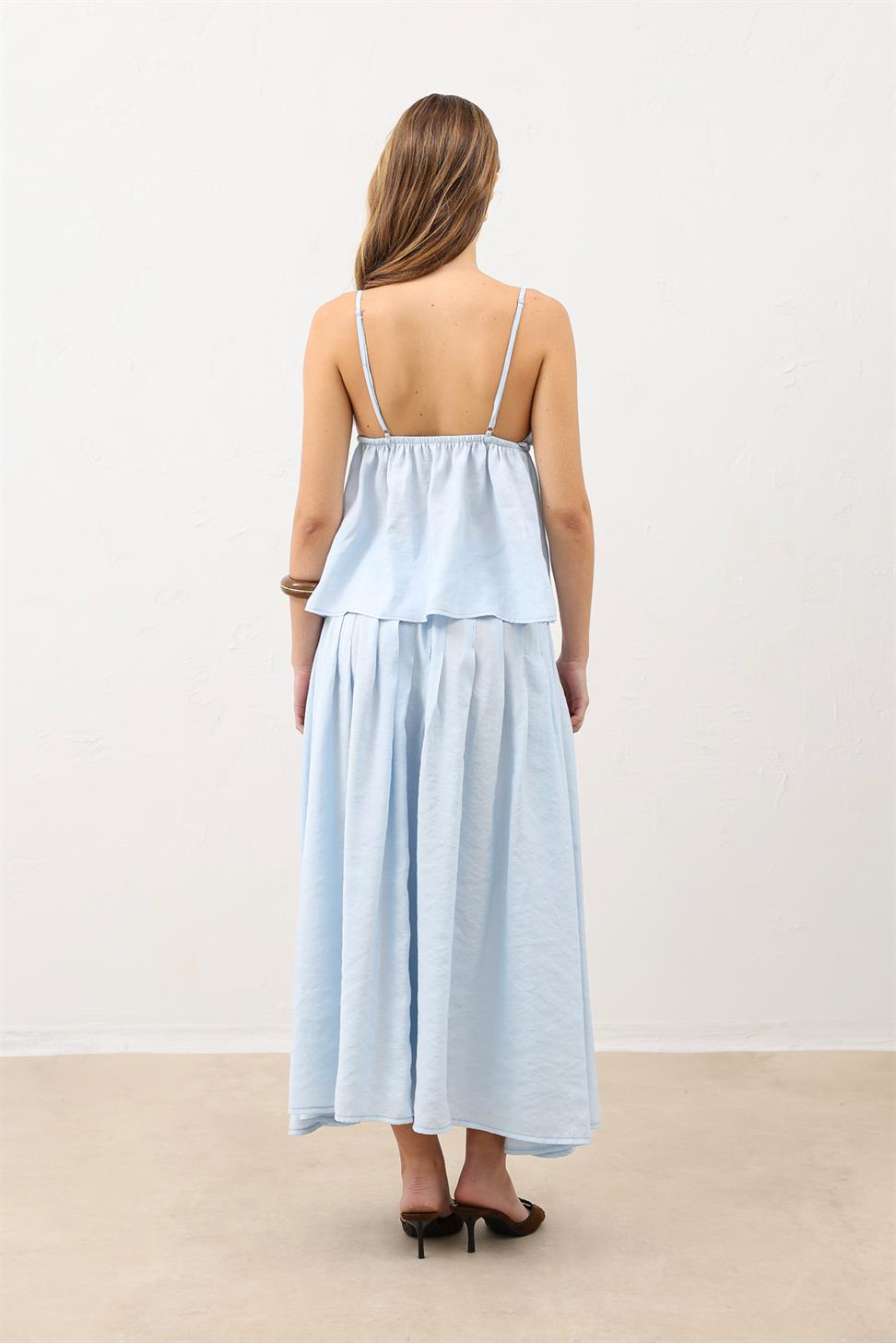 تنورة واسعة