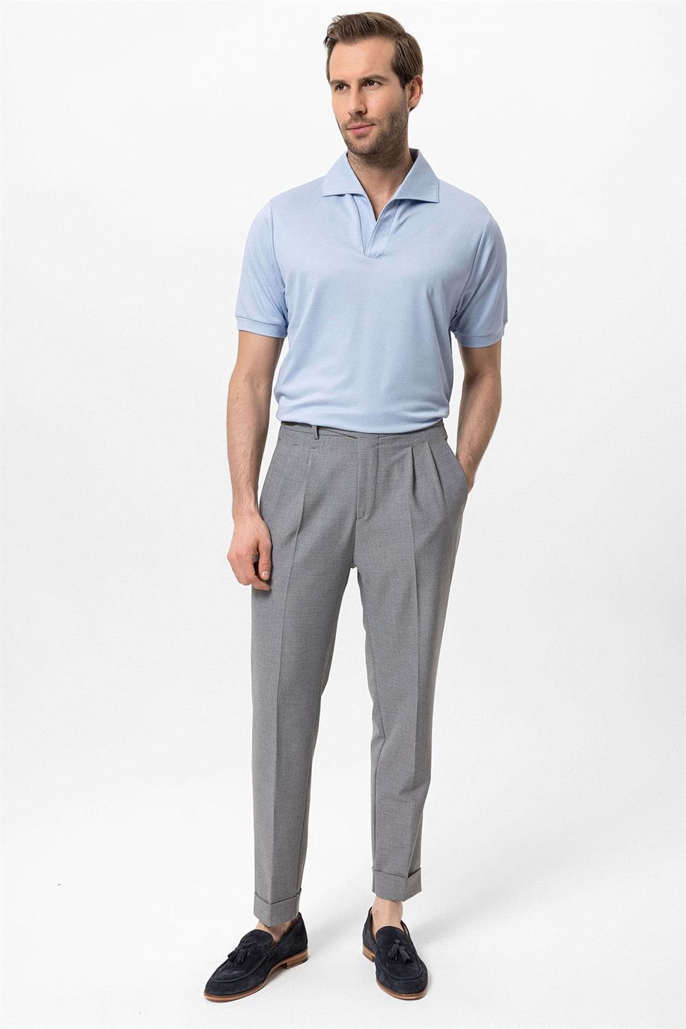 تي شيرت رجالي ذو قصة عادية وفتحة رقبة مفتوحة