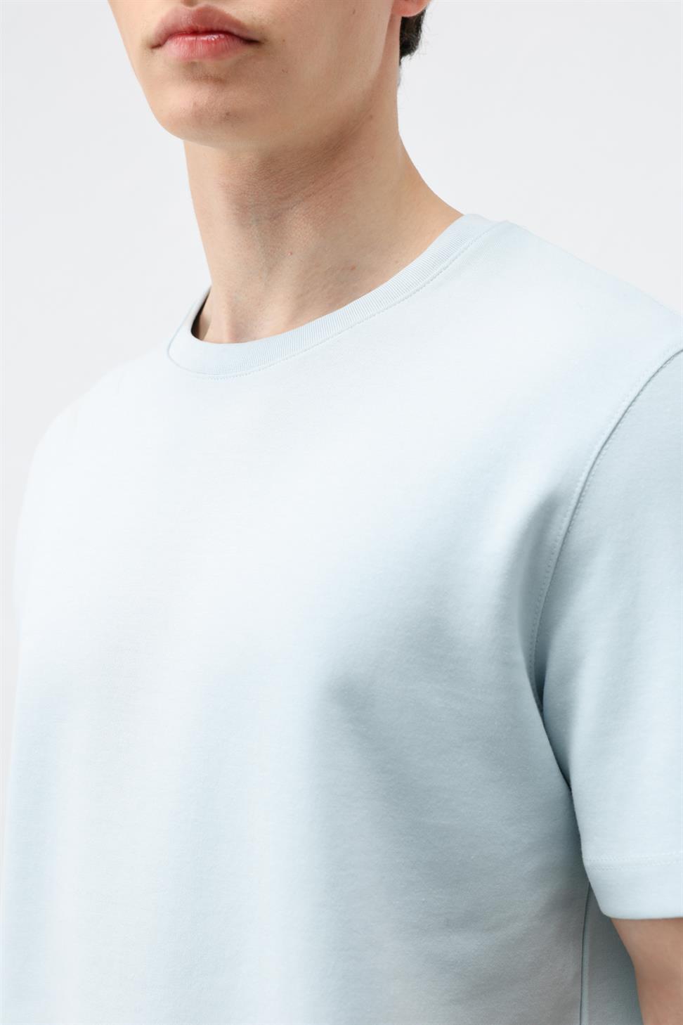 تي شيرت رجالي بقصّة عادية