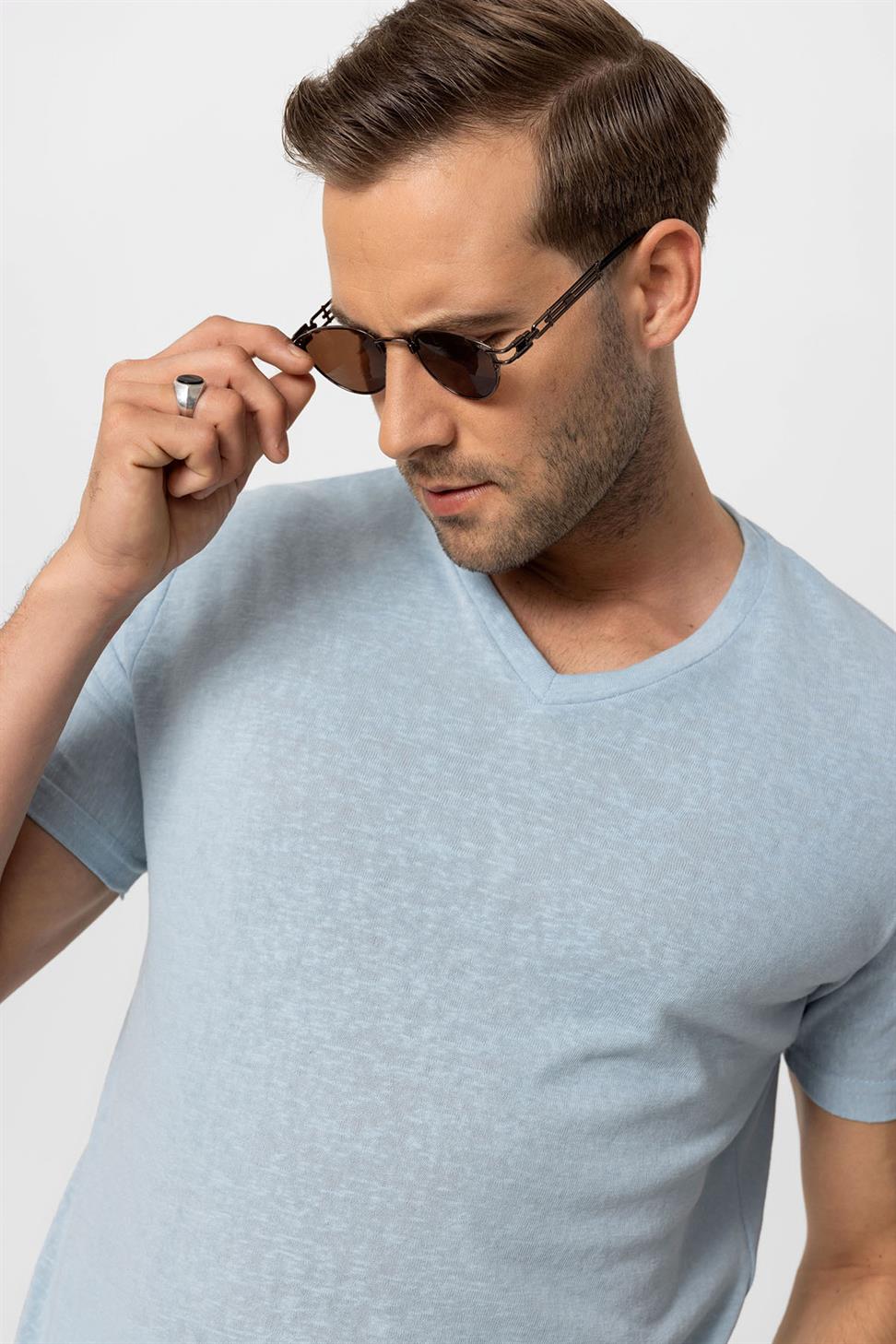 تي شيرت رجالي أساسي برقبة على شكل V
