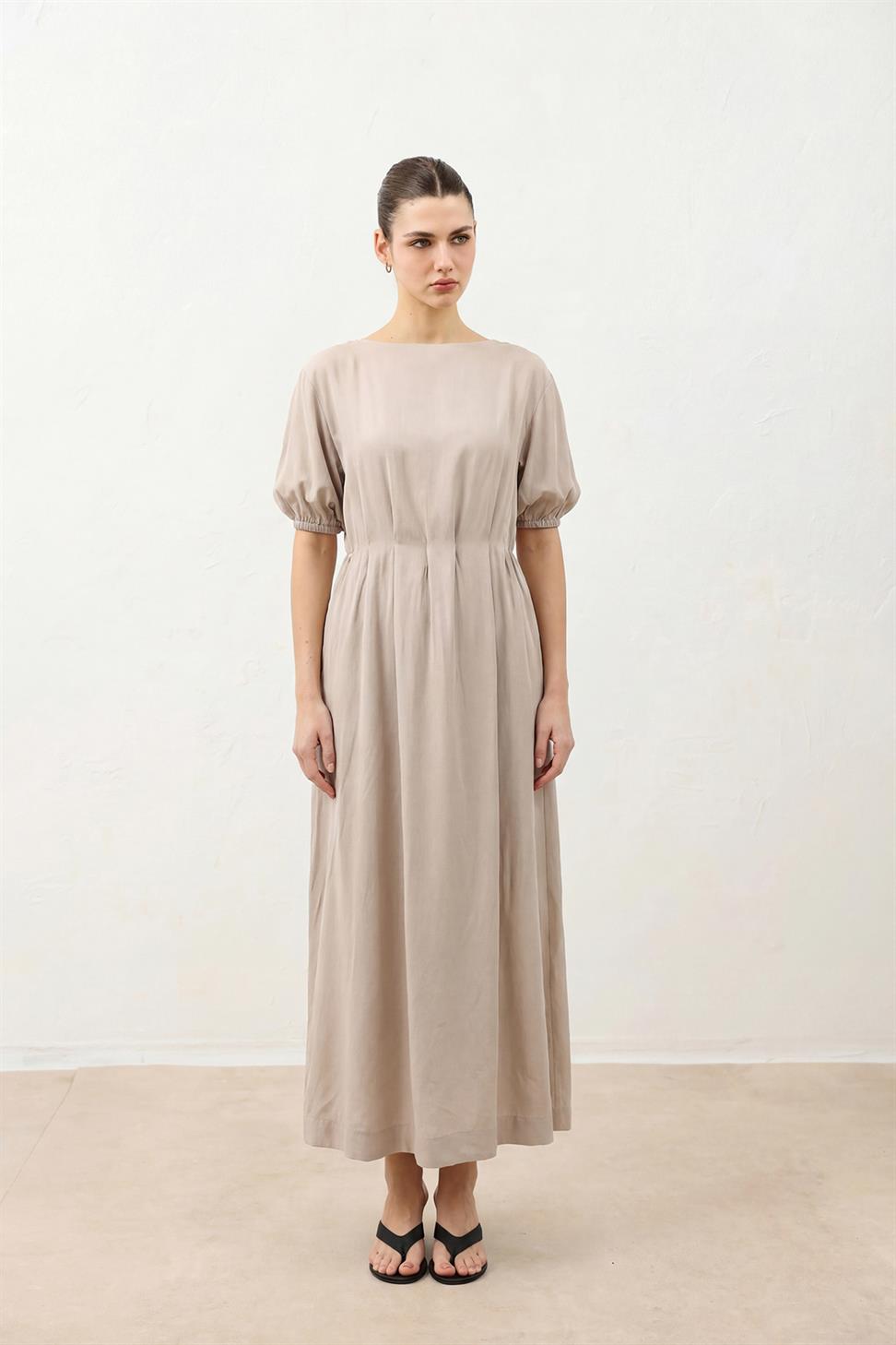 فستان نسائي بأكمام بالون بطول متوسط