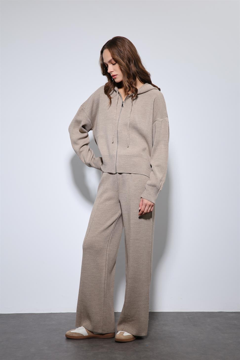 Antioch Bej Kapüşonlu Üst ve Geniş Paça Triko Takım