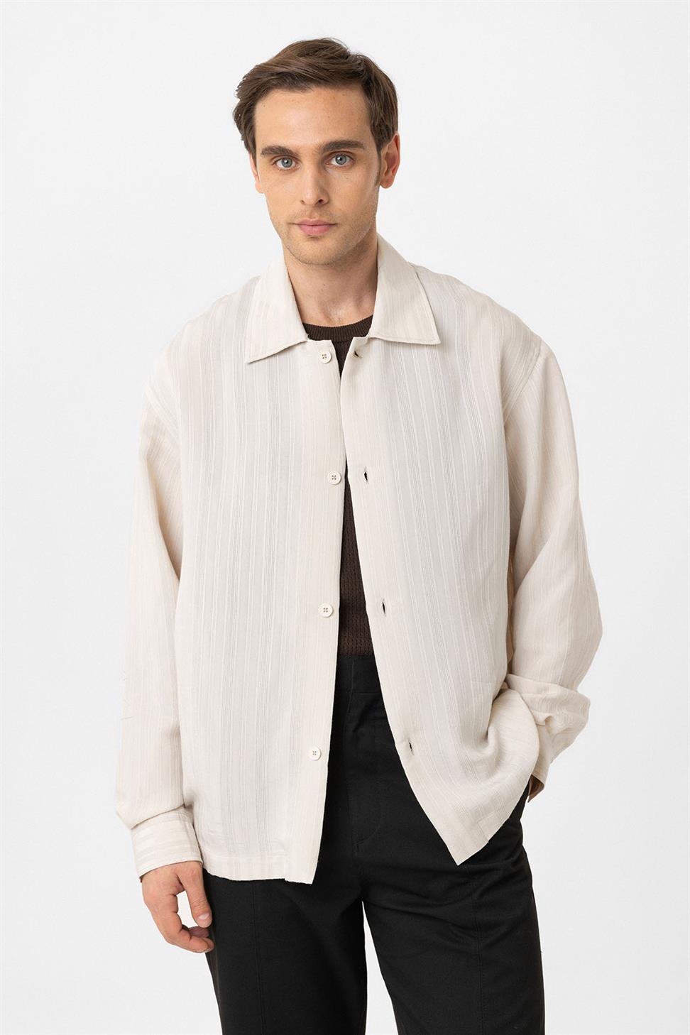 قميص رجالي كبير الحجم ذو نسيج مميز