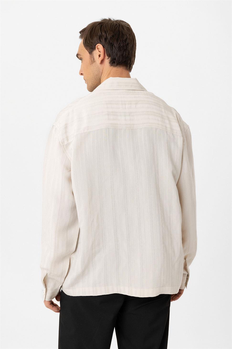 قميص رجالي كبير الحجم ذو نسيج مميز