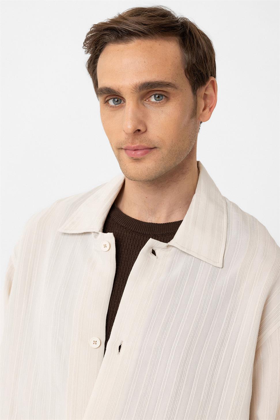 قميص رجالي كبير الحجم ذو نسيج مميز