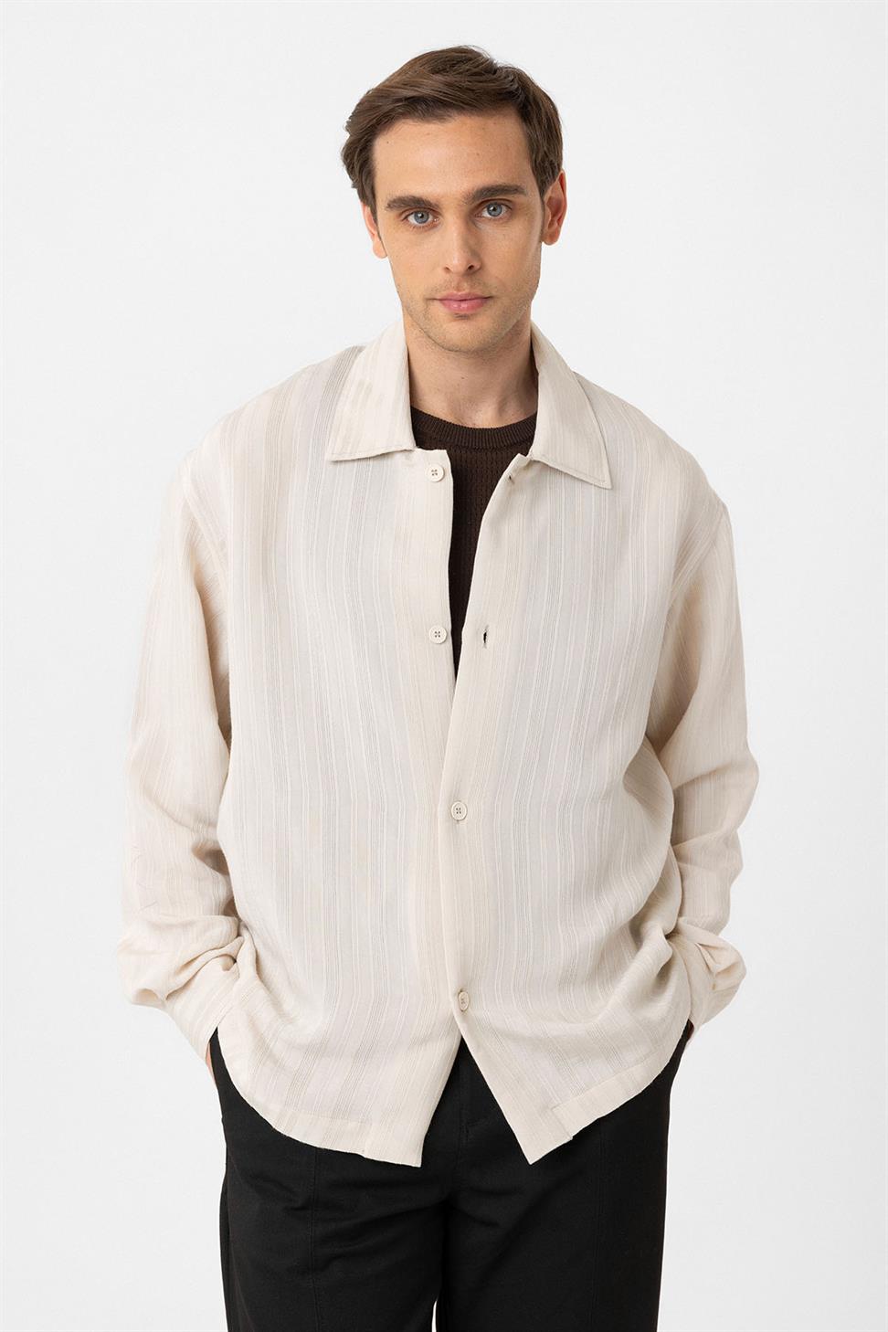 قميص رجالي كبير الحجم ذو نسيج مميز