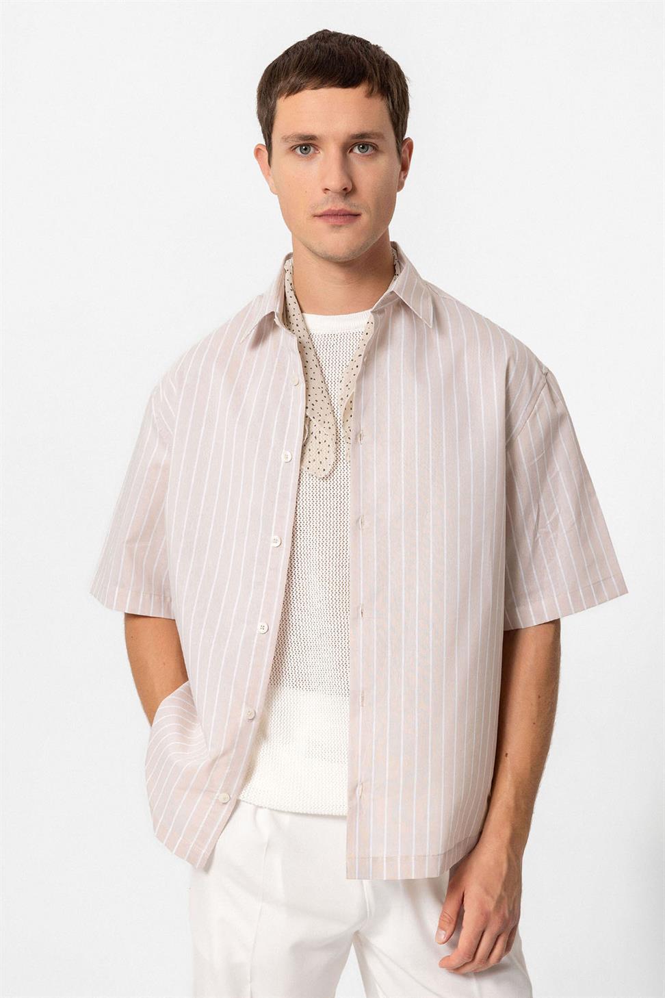 قميص رجالي بأكمام قصيرة مخططة بأكمام قصيرة