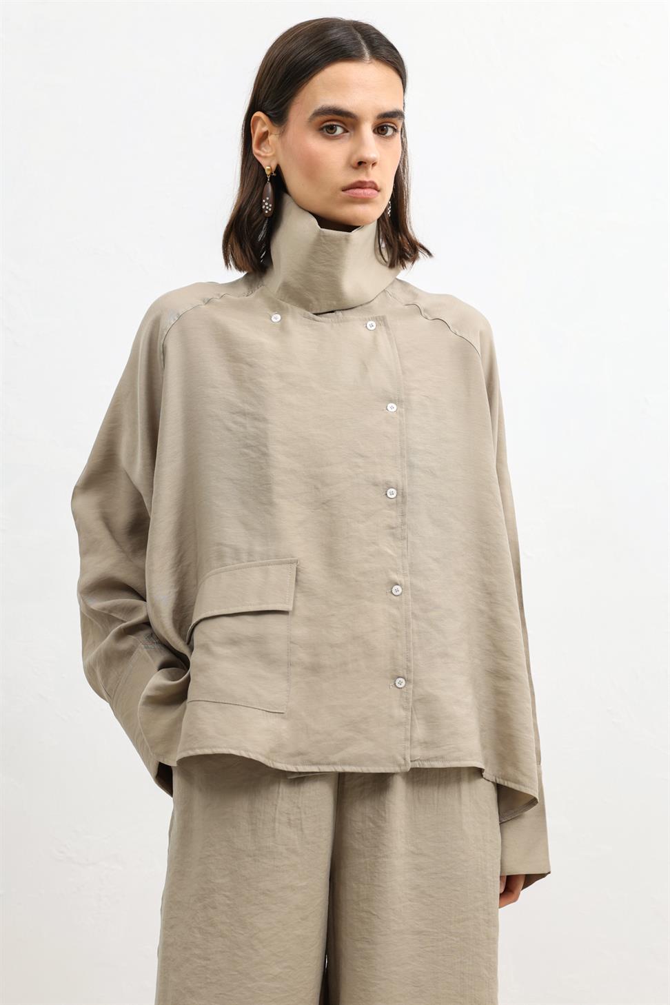 قميص نسائي بياقة عالية