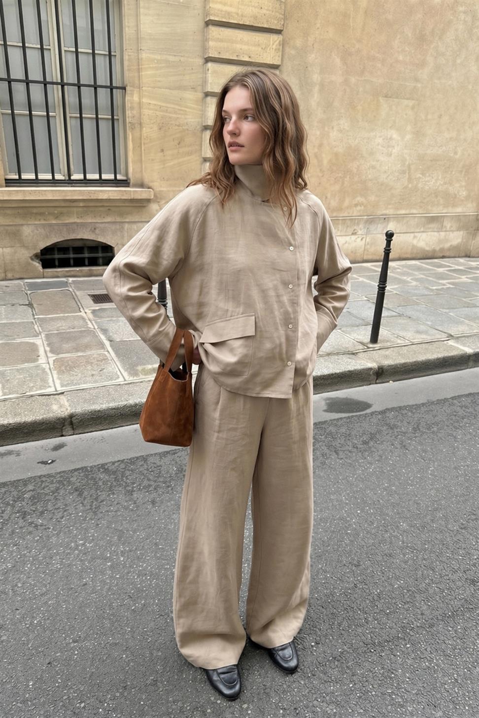 قميص نسائي بياقة عالية