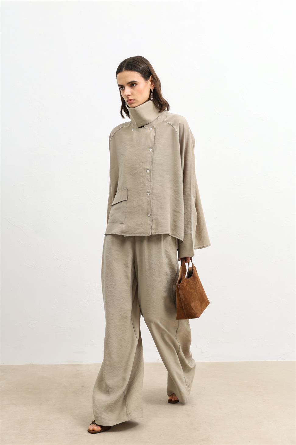 قميص نسائي بياقة عالية