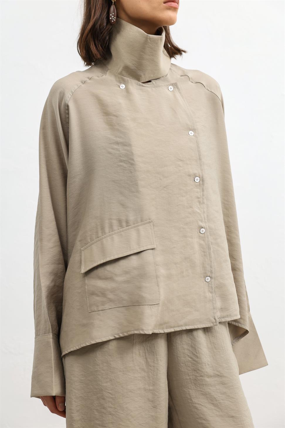 قميص نسائي بياقة عالية