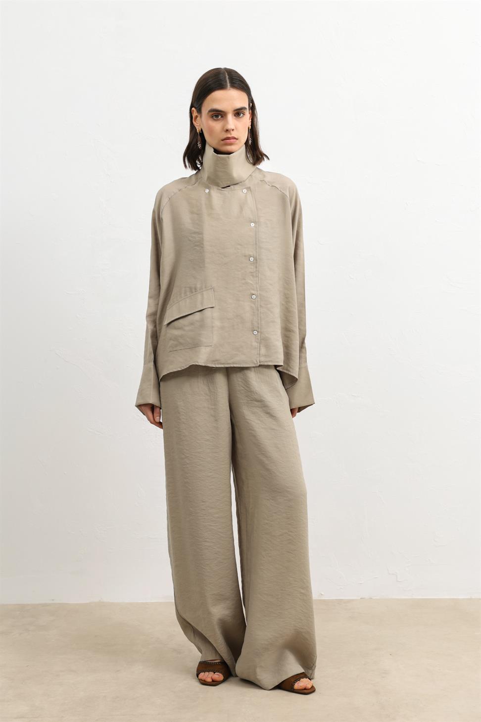 قميص نسائي بياقة عالية