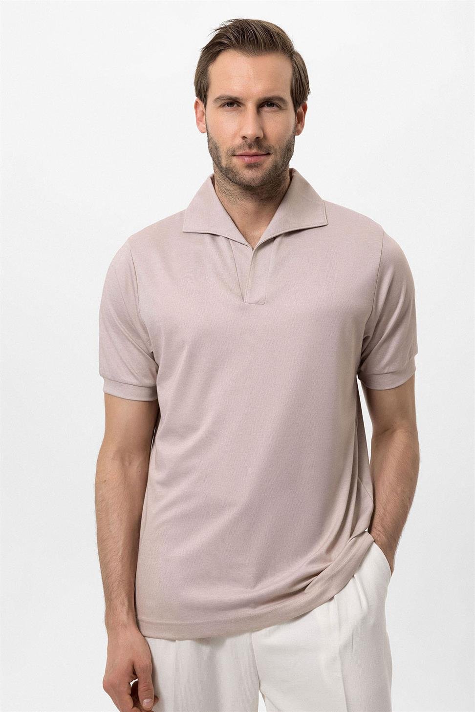 تي شيرت رجالي ذو قصة عادية وفتحة رقبة مفتوحة