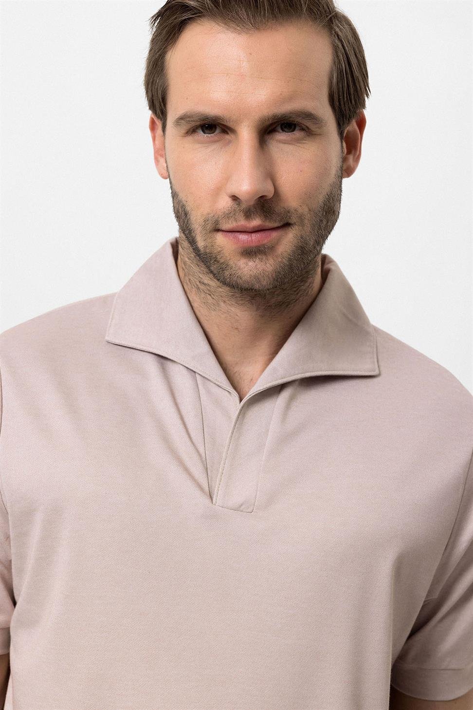 تي شيرت رجالي ذو قصة عادية وفتحة رقبة مفتوحة