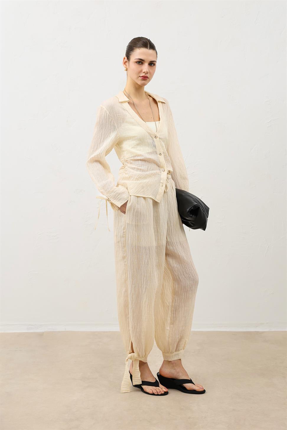 بنطال نسائي شبه شفاف