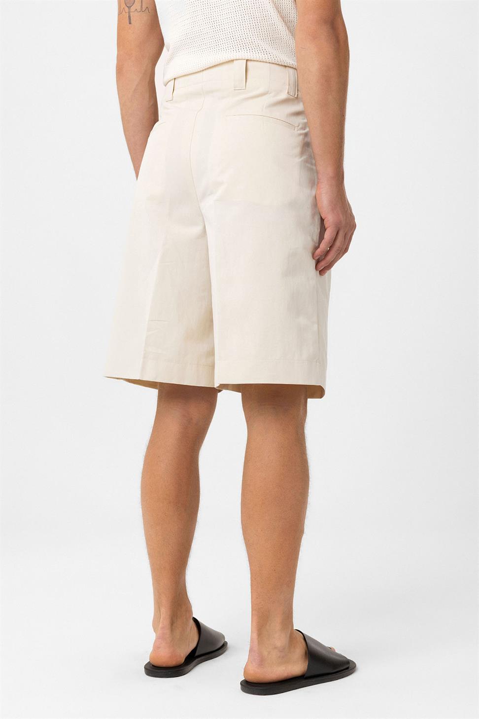 شورت برمودا رجالي مريح بخصر عالٍ وطيّات