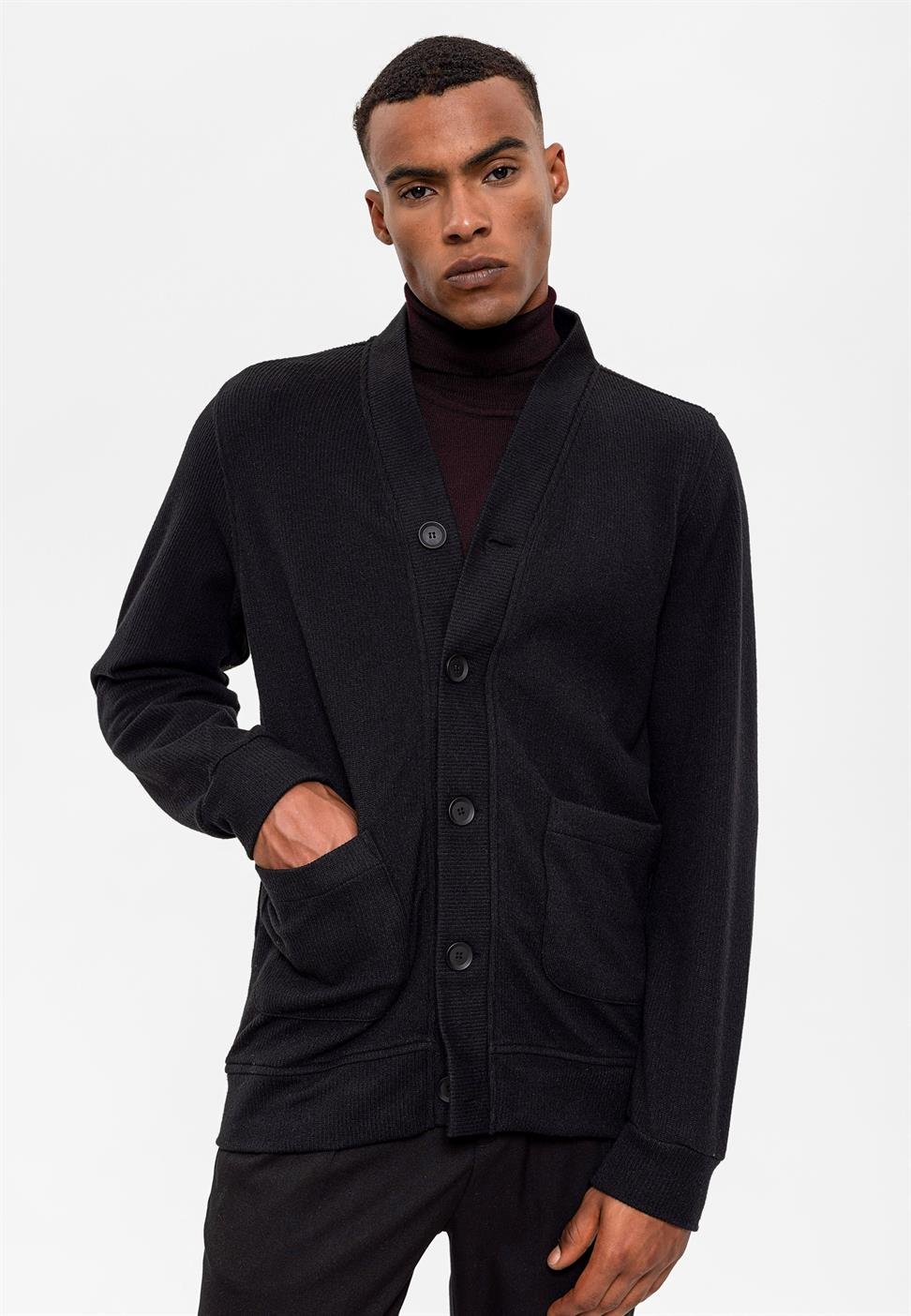 سترة رجالية برقبة على شكل حرف V مع خصر مطاطي