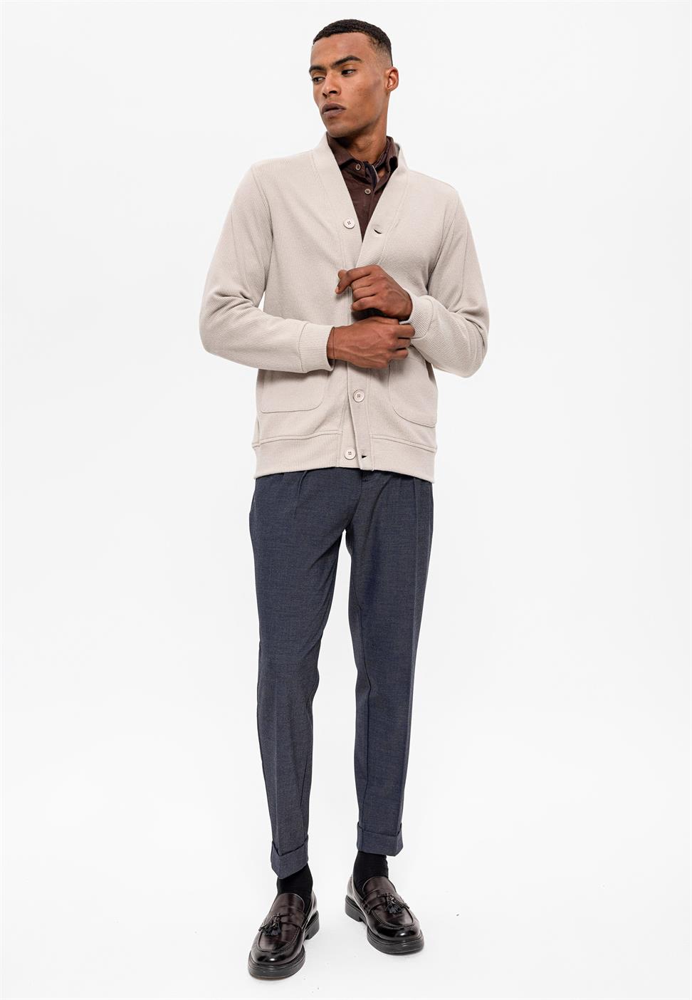 سترة رجالية برقبة على شكل حرف V مع خصر مطاطي