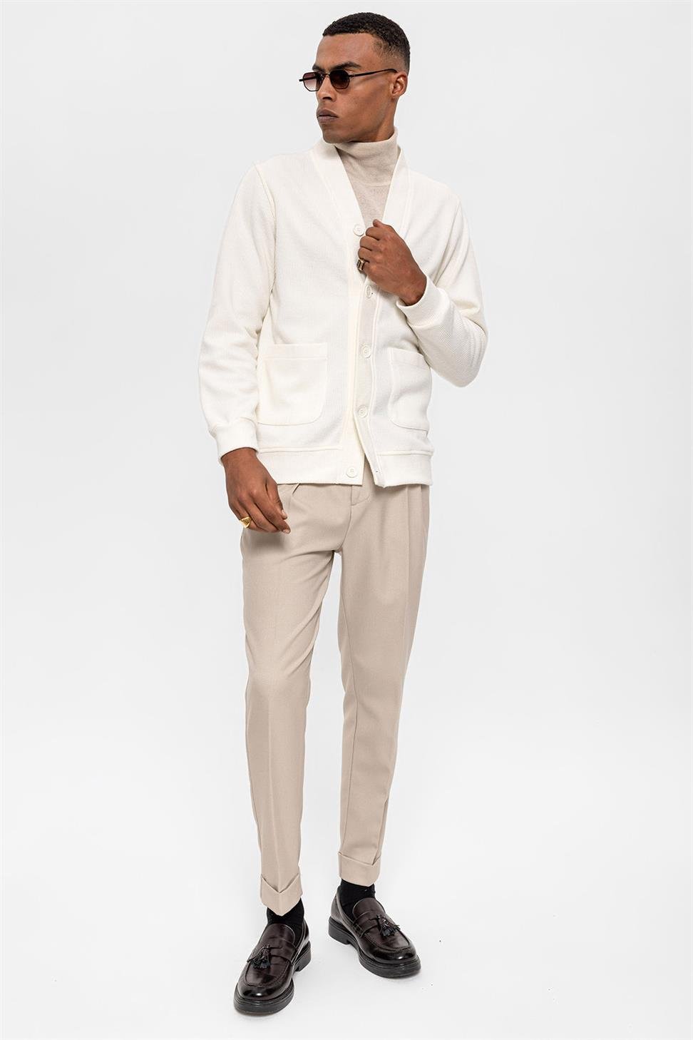 سترة رجالية برقبة على شكل حرف V مع خصر مطاطي