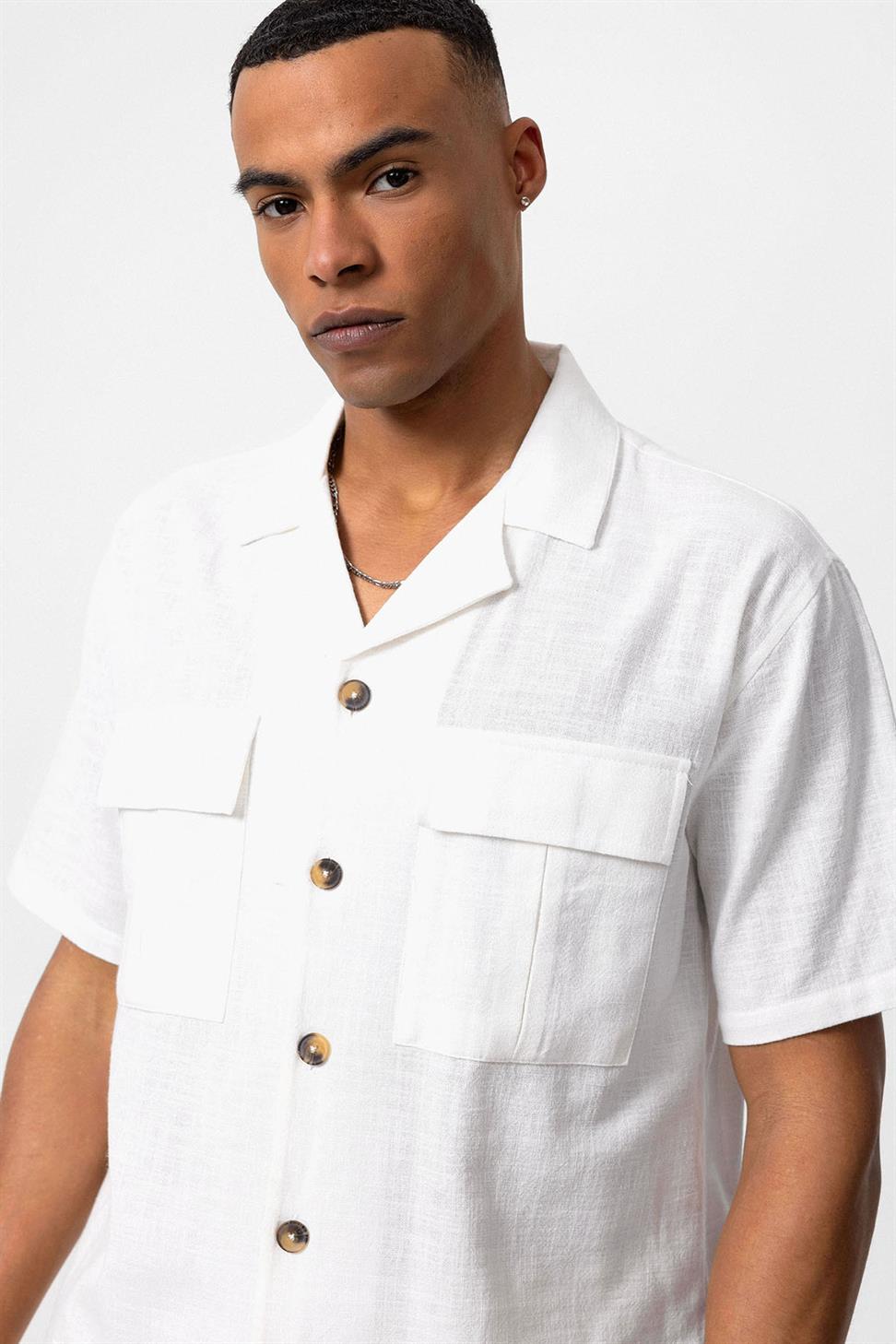 قميص رجالي من مزيج الكتان مع جيب على الصدر بياقة أباتشي