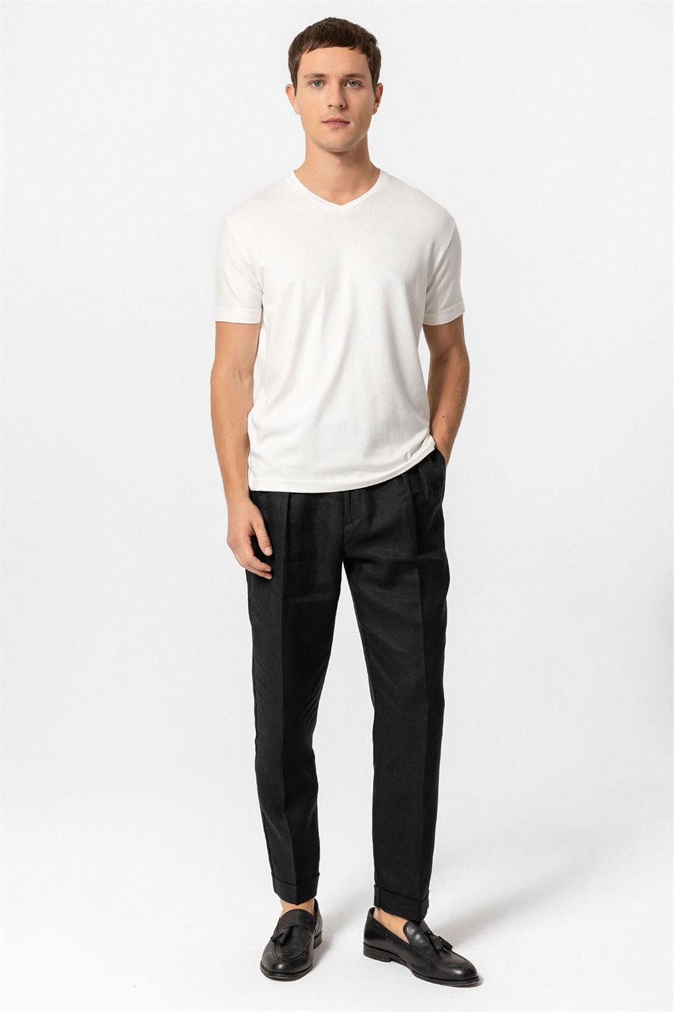 تي شيرت رجالي أساسي برقبة على شكل حرف V