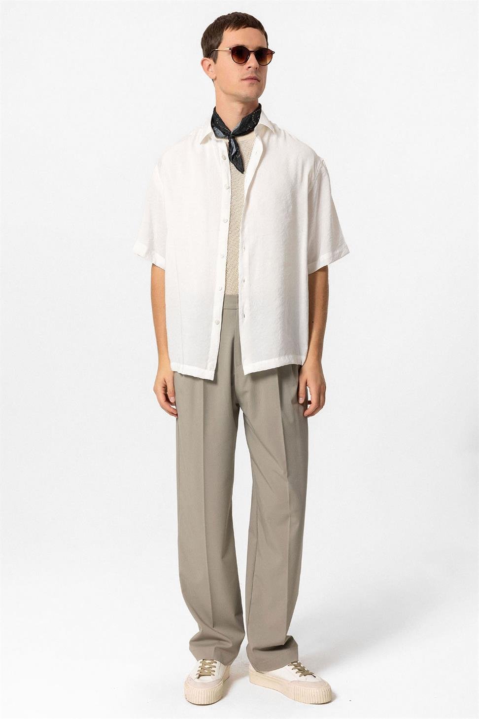 قميص رجالي بأكمام قصيرة مكشوف الأكمام