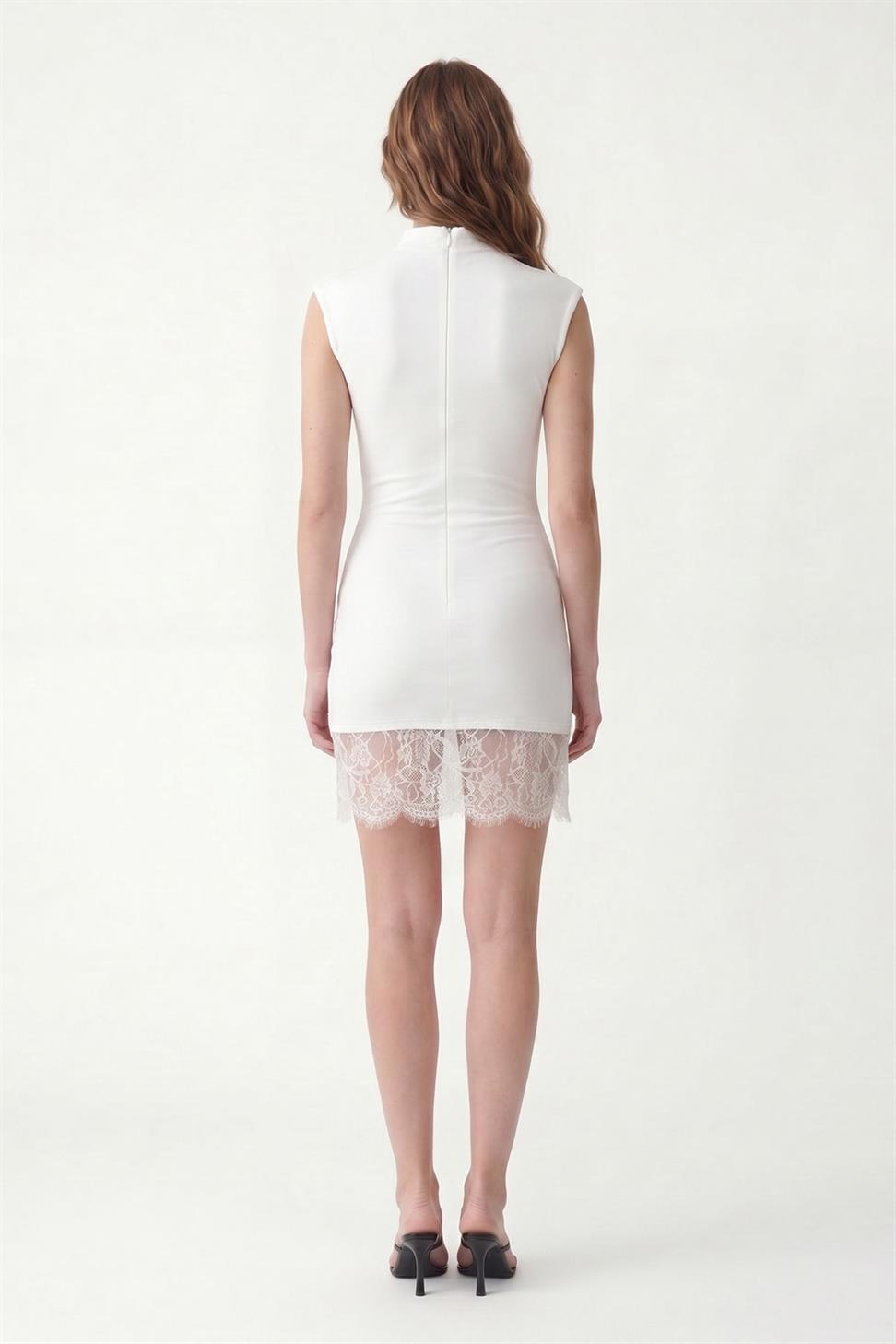 فستان قصير من الدانتيل المطاطي