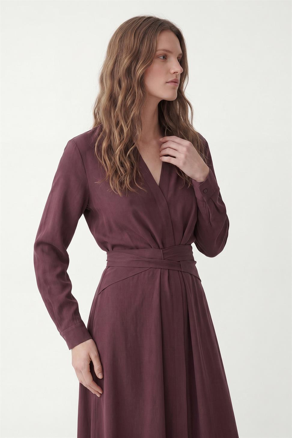 فستان نسائي بحزام من 100% ليوسيل