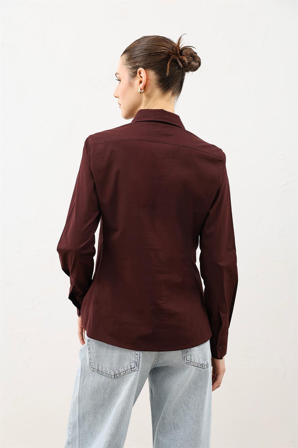 قميص نسائي بقصّة ضيقة