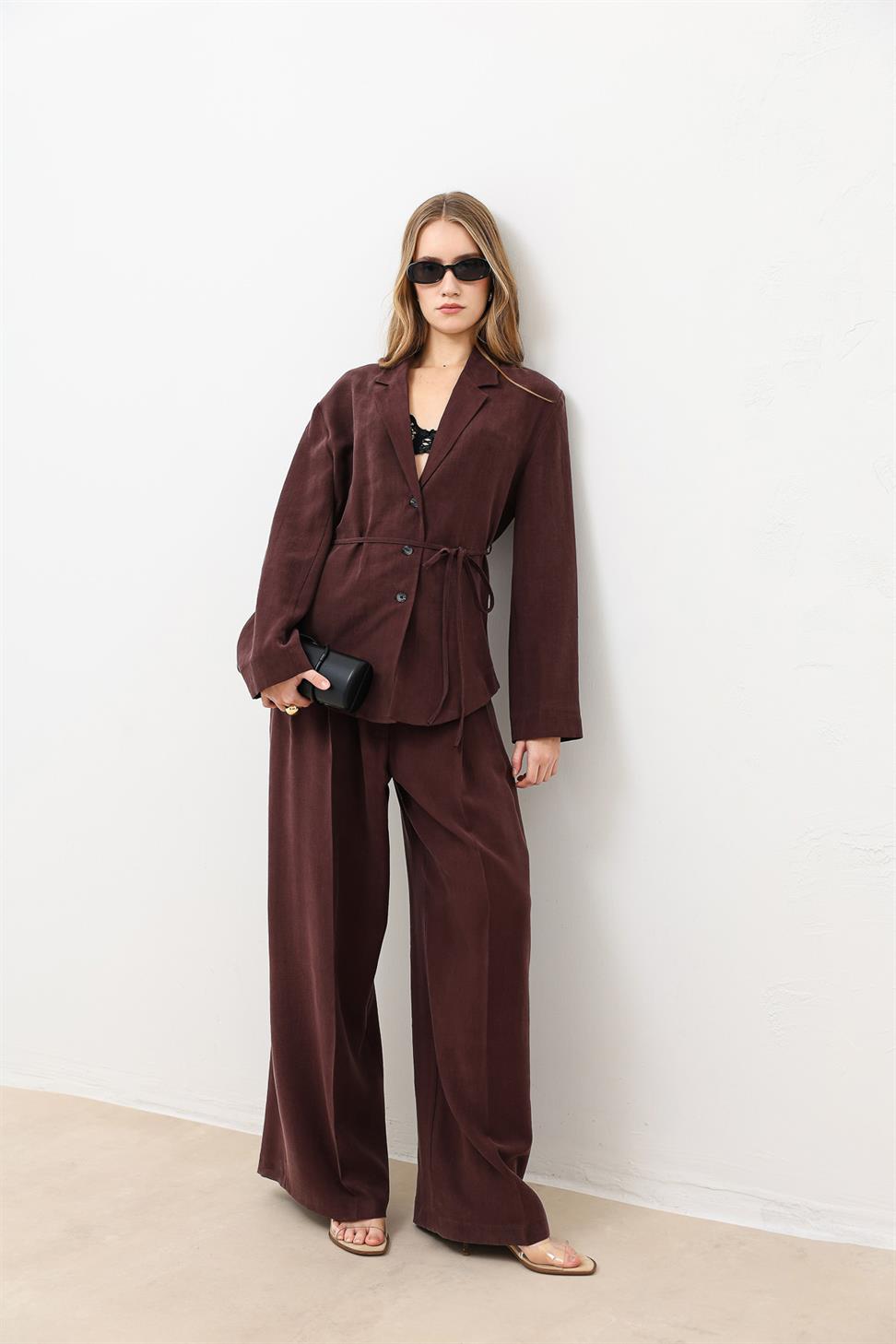 بنطلون نسائي واسع بكسرات