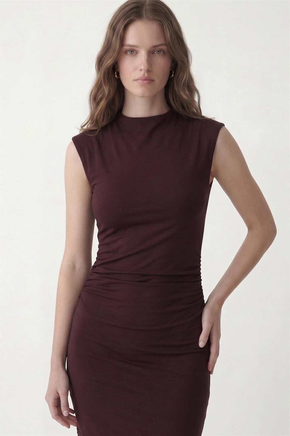 فستان قصير من الدانتيل المطاطي