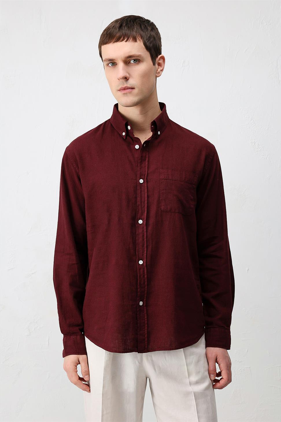 قميص رجالي قطني بأزرار عند الياقة