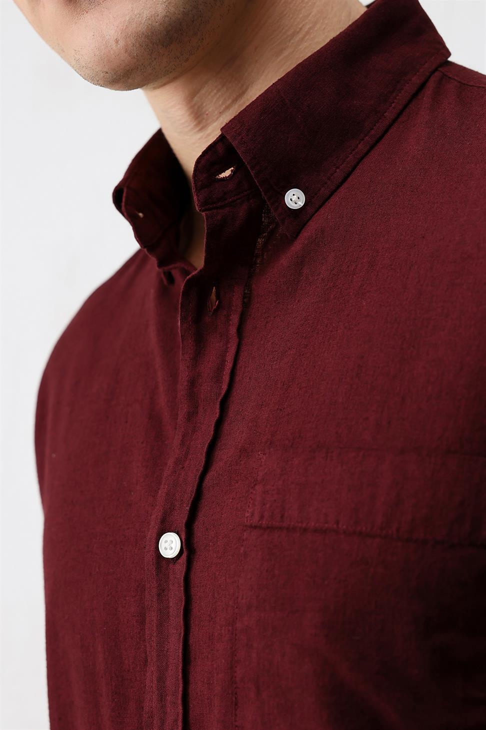 قميص رجالي قطني بأزرار عند الياقة