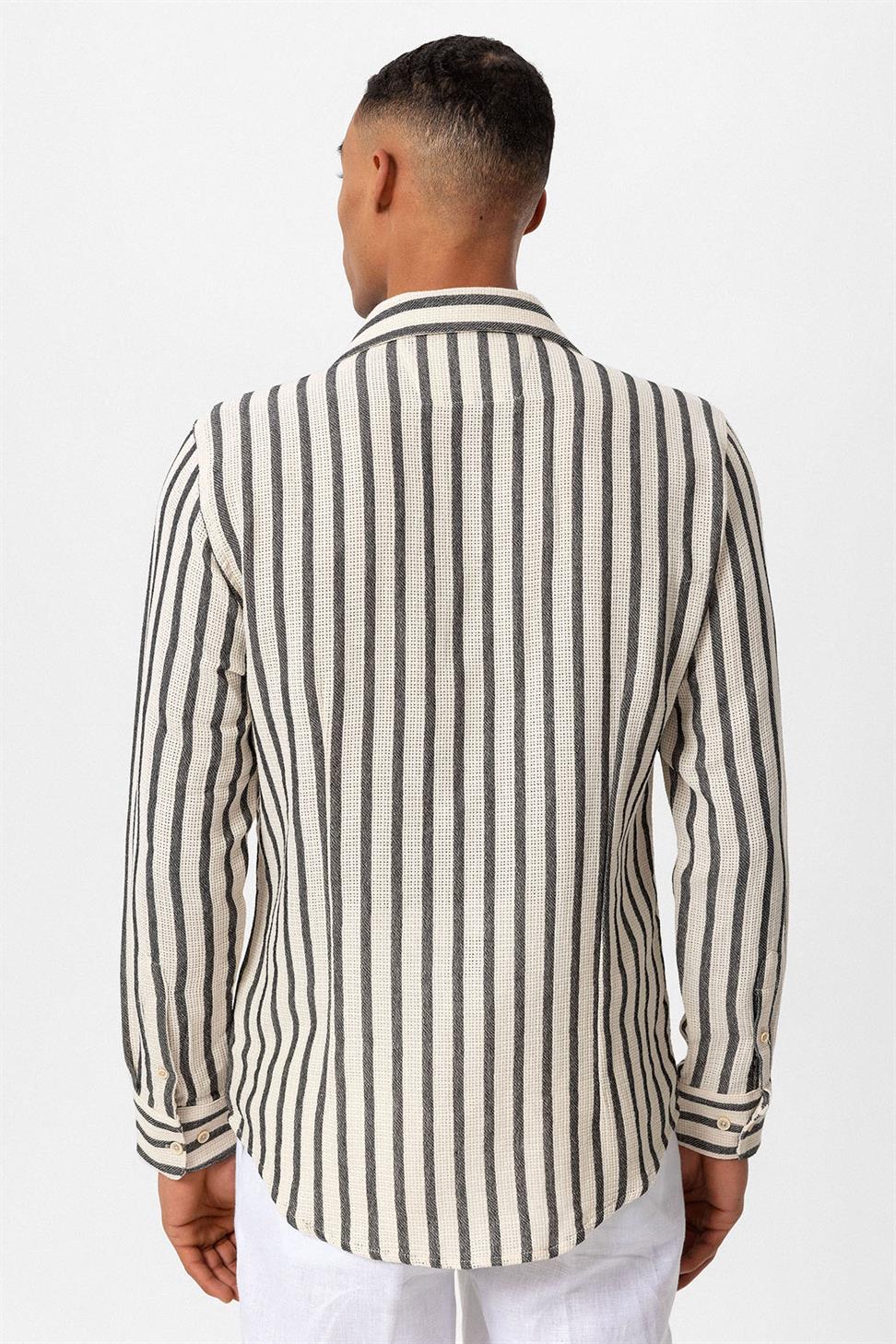 قميص رجالي مخطط محبوك بأكمام طويلة