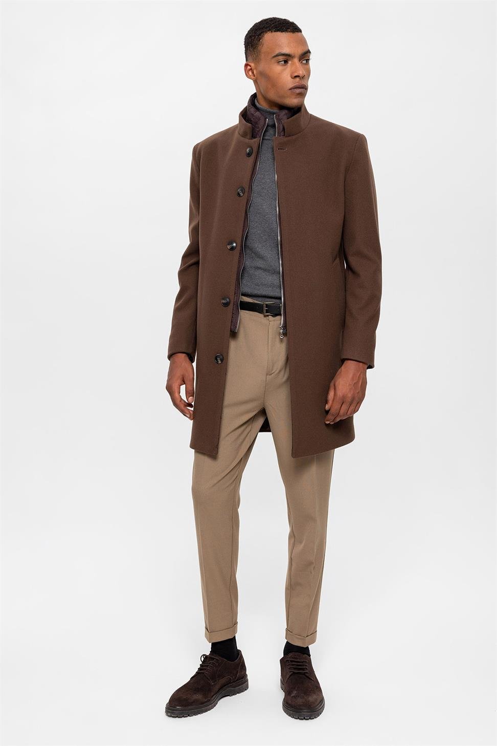 معطف رجالي بياقة عالية مع تفاصيل زر مخفي