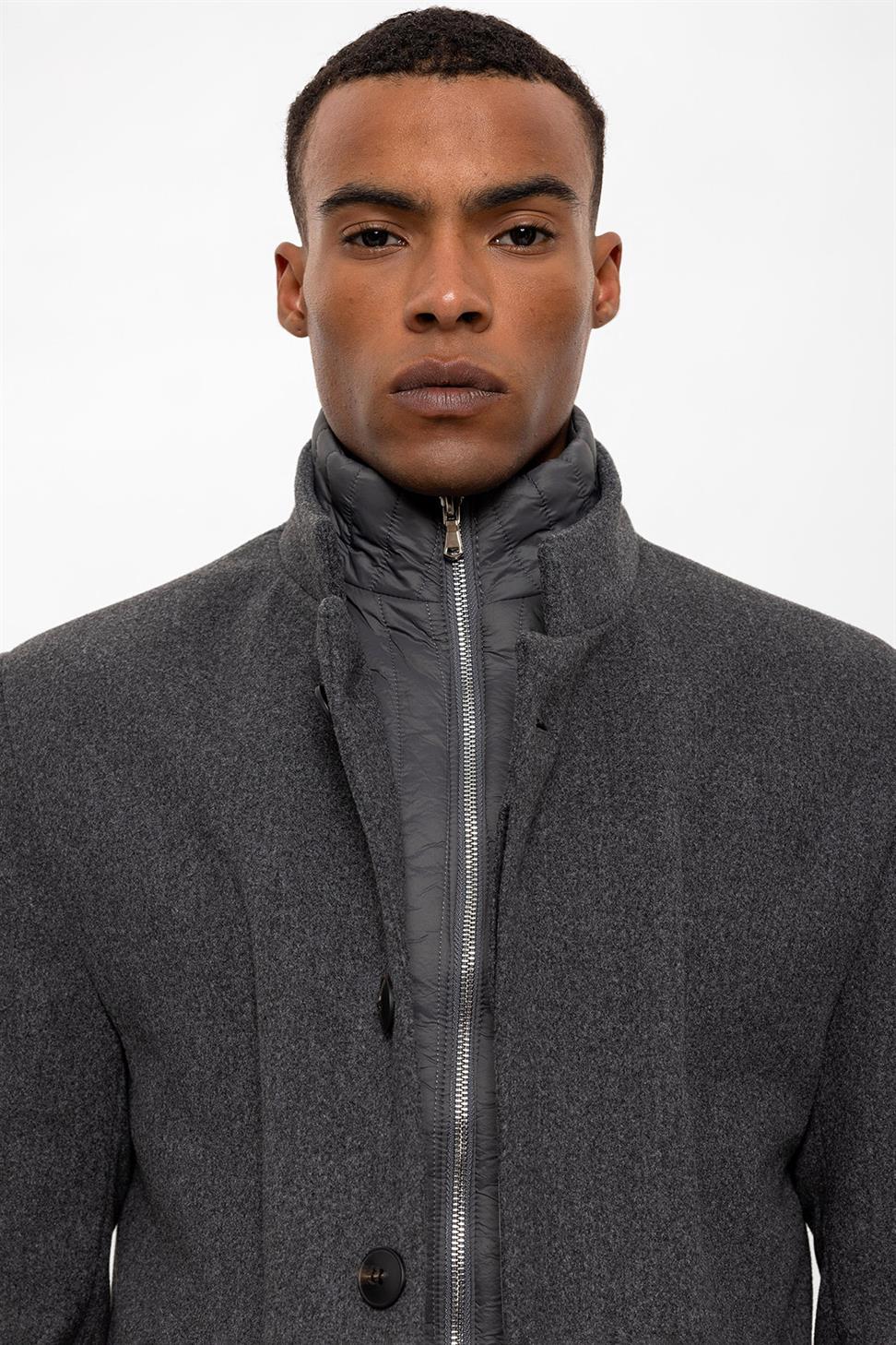 معطف رجالي بياقة عالية مع تفاصيل زر مخفي